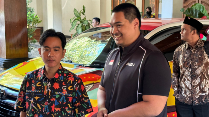 Menpora Dito Ariotedjo dan Wali Kota Solo Gibran Rakabuming Raka usai rapat persiapan Peparnas 2024 di Balai Kota Solo, Jumat, 21 Juni 2024.