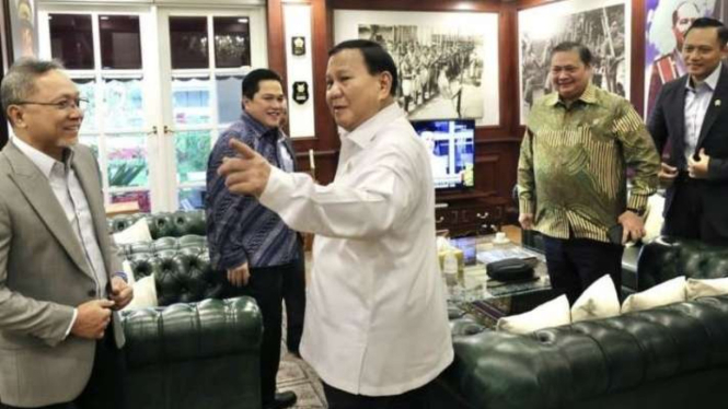 Presiden terpilih Prabowo Subianto berbincang bersama Menteri Perdagangan Zulkifli Hasan, Menteri BUMN Erick Thohir, Menko Perekonomian Airlangga Hartarto, dan Menteri ATR/BPN Agus Harimurti Yudhoyono.