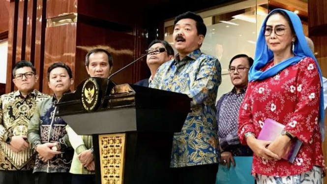 Menko Polhukam RI Marsekal TNI (Purn.) Hadi Tjahjanto jumpa pers selepas mengumumkan sembilan nama anggota Panitia Seleksi Calon Anggota Kompolnas Periode 2024–2028 di Jakarta, Jumat, 21 Juni 2024.