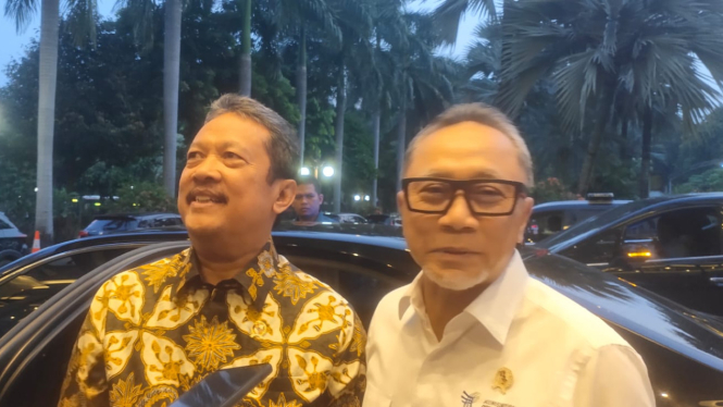 Menteri Perdagangan, Zulkifli Hasan atau Zulhas (baju putih)