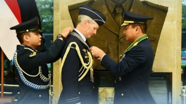 VIVA Militer: KSAU Tonny Harjono sematkan Bintang Kehormatan ke Kasau Australia