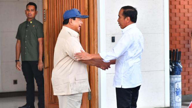 Menteri Pertahanan Prabowo Subianto dan Presiden RI Joko Widodo (Jokowi) di Bandara Halim Perdanakusuma, Jakarta Timur, Jumat, 21 Juni 2024