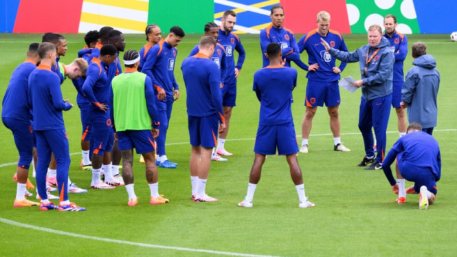 Ronald Koeman memimpin latihan Timnas Belanda