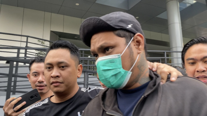 Polres Metro Jakarta Barat meringkus Musisi Virgoun dan rekan wanitanya, PA, terkait kasus dugaan penyalahgunaan narkoba, Kamis 20 Juni 2024. 