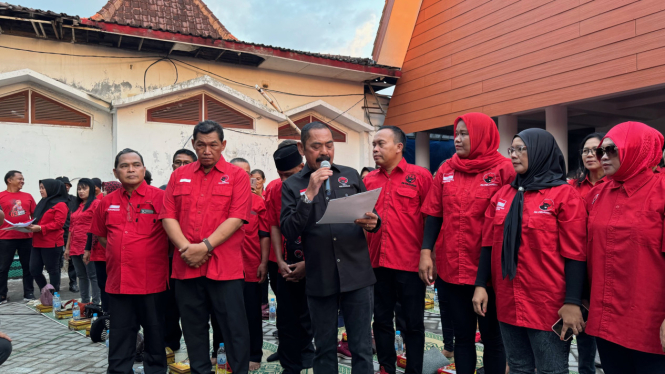 FX Rudy saat bacakan pernyataan sikap dukungan untuk Hasto di depan Kantor DPC PDIP Solo, Jumat, 21 Juni 2024.