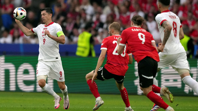 Striker Timnas Polandia, Robert Lewandowski (kiri)