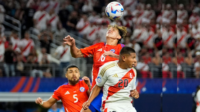 Igor Lichnovsky dari Chile, di atas, dan Edison Flores dari Peru duel udara