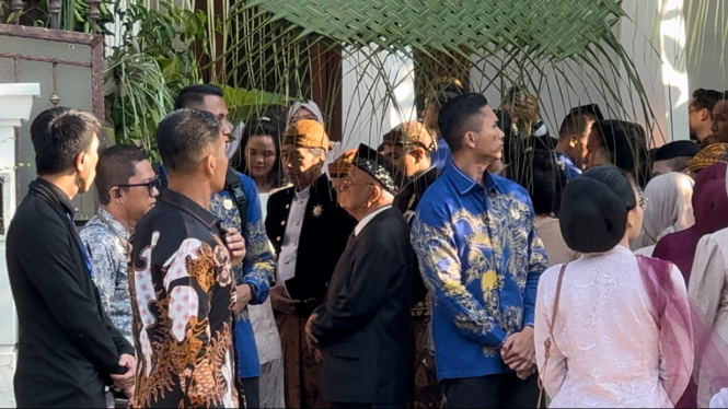 Presiden Jokowi saat akan menjadi saksi akad nikah keponakannya