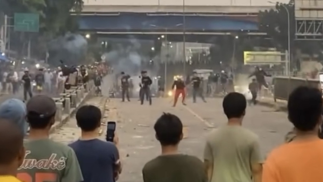 Bentrokan antarwarga terjadi saling lempar batu di kawasan Pasar Gembrong, Jatinegara, Jakarta Timur, Sabtu 22 Juni 2024 pagi. 