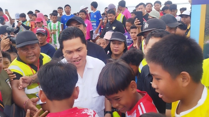 Ketua Umum PSSI  Erick Thohir saat tiba di Bali United Training Center yang disambut oleh pemain bola anak usia dini 