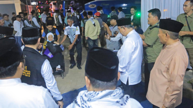Penyambutan ketibaan jemaah haji kloter pertama asal kota tangerang di asrama haji cipondoh