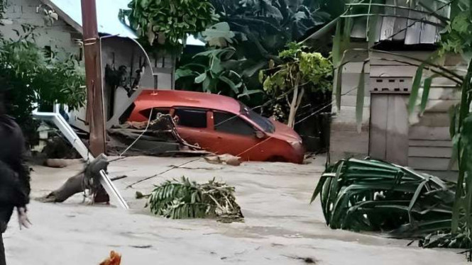 Banjir bandang merendam rumah warga di Desa Sienjo, Kecamatan Toribulu, Parigi Moutong, Sulawesi Tengah, Minggu, 23 Juni 2024.