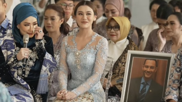 Foto Adjie Massaid di Samping Aaliyah