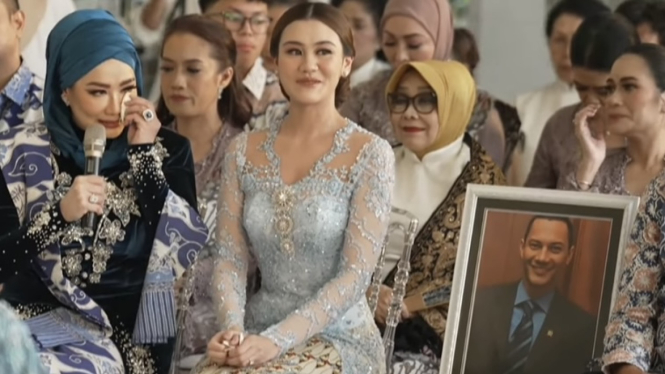 Foto Adjie Massaid di Samping Aaliyah