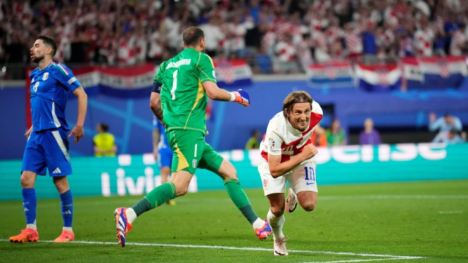 Luka Modric cetak gol saat Kroasia melawan Italia