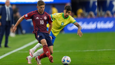 Brandon Aguilera dari Kosta Rika, kiri, dan Lucas Paqueta dari Brasil