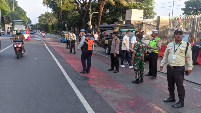 Petugas berjaga di Istiqlal untuk mencegah juru parkir liar (dok: Polsek Sawah Besar)