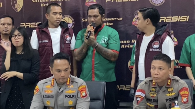 Musisi Virgoun bersama dua temannya, PA dan B ditangkap atas kasus penyalahgunaan narkoba oleh Polres Metro Jakarta Barat.