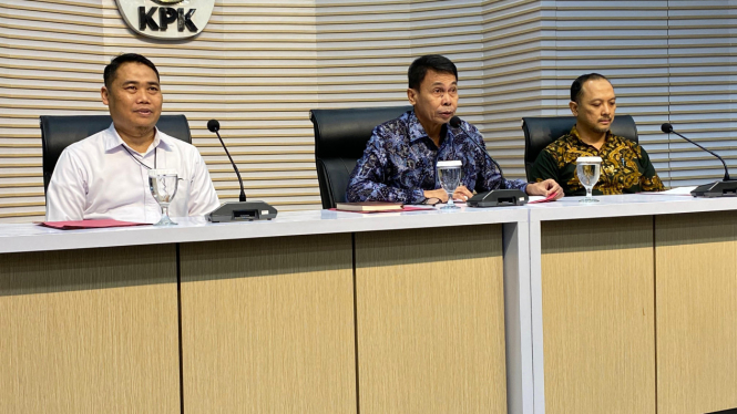 Ketua sementara KPK Nawawi Pomolango di gedung merah putih KPK bersama dengan Deputi Penindakan dan Juru Bicara KPK