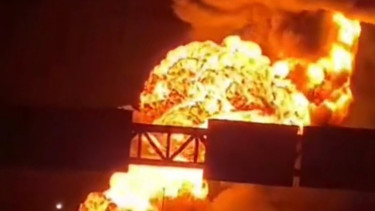 Truk tangki terbakar hebat di Tol Ngawi.