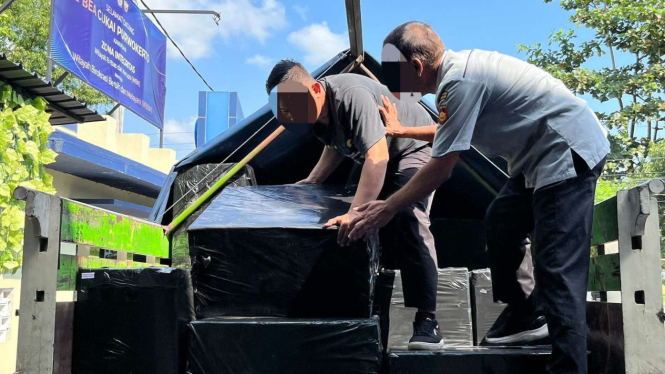 Bea Cukai Hentikan Truk Muatan Rokok Ilegal di Banyumas
