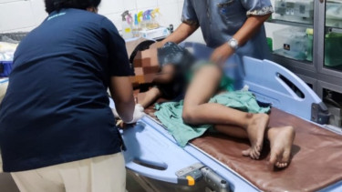 Bocah di Gresik yang tertancap besi saat main.