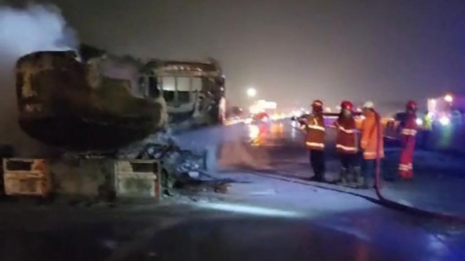 Kebakaran mobil tangki BBM di Tol Ngawi