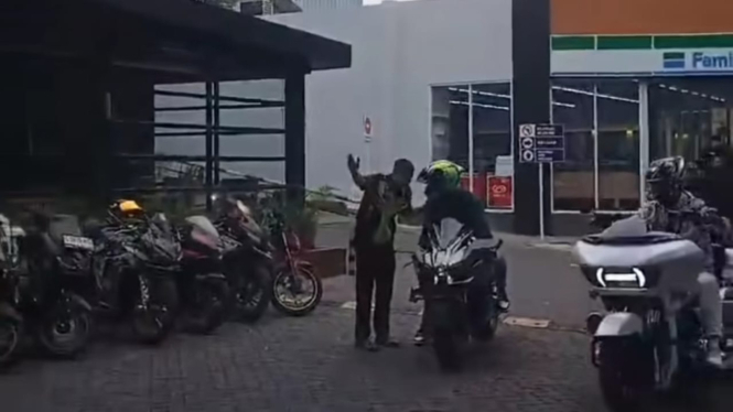 Viral video pemotor Kawasaki toyor kepala satpam
