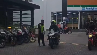 Viral video pemotor Kawasaki toyor kepala satpam