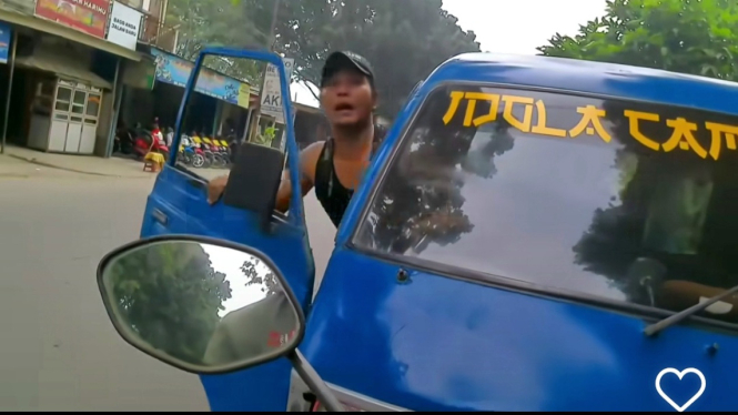 Aksi sopir angkot lawan arah