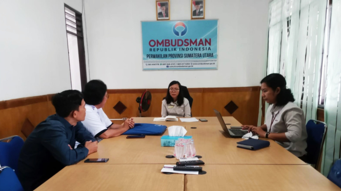 Perwakilan Ombudsman RI Sumut saat memprediksi Kepsek SMAN 8 Medan, Rosmaida Asianna Purba.(istimewa/VIVA)