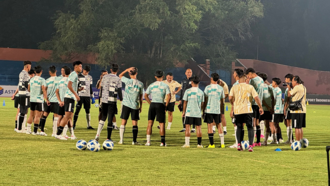 Coach Nova Arianto dan pemain Timnas U-16 sedang akan berlatih di lapangan GOR UNS, Solo, Rabu, 26 Juni 2024, malam.