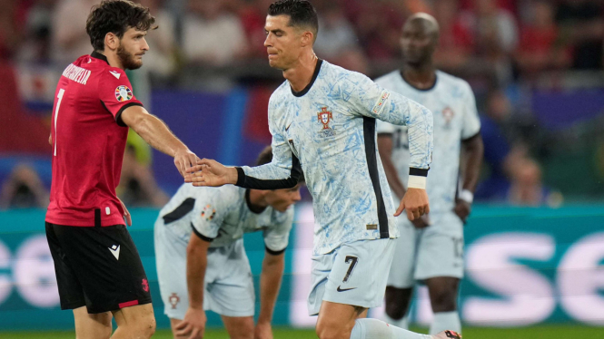 Pemain Timnas Georgia Khvicha Kvaratskhelia bersama Cristiano Ronaldo