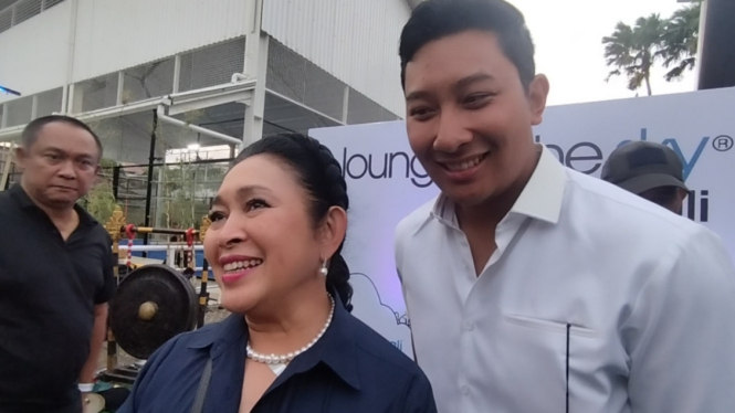 Titiek Soeharto dan putra Tommy Soeharto, Darma Mangkuluhur Hutomo di Lounge In The Sky Bali