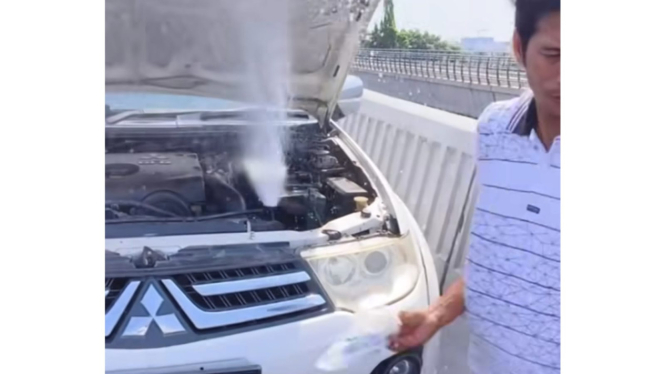 Pengemudi membuka penutup radiator saat mesin masih panas