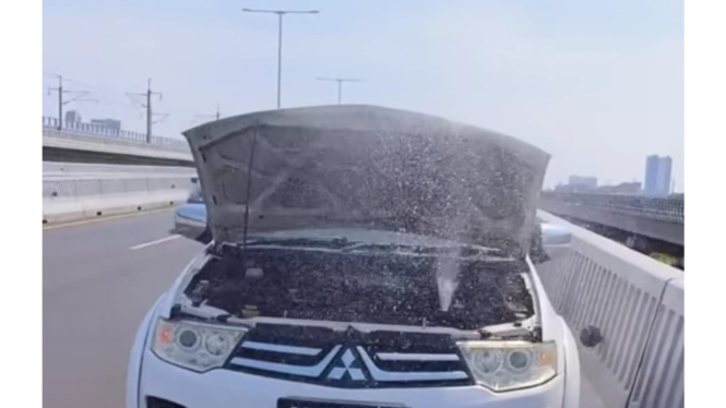 Pengemudi membuka penutup radiator saat mesin masih panas
