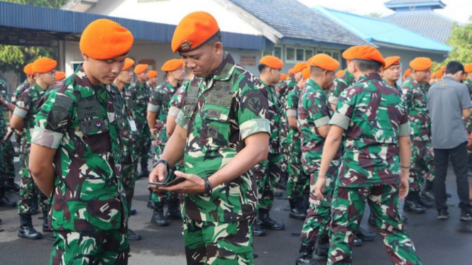 VIVA Militer: Asintel Kopasgat Kolonel Pas Dedy cek hp prajurit