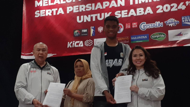 Ketum Perbasi melakukan penandatanganan Sagil masuk perbasi