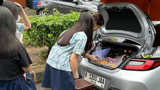 Jualan makanan pakai Subaru BRZ
