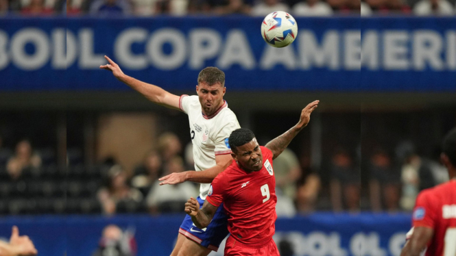 Joe Scally, Amerika Serikat (atas) dan Eduardo Guerrero dari Panama berebut bola