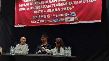 Ketum Perbasi bersama dengan Sagil (tengah) dan Manajer Timnas Basket U-18 Putra