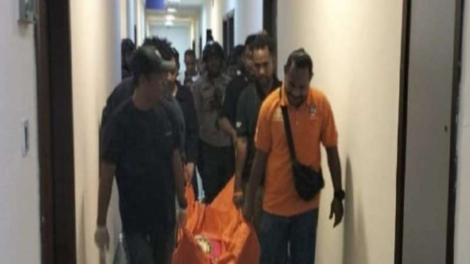 Anggota Polres Jayapura saat mengangkat jasad NK (48), anggota DPRD Jayawijaya.