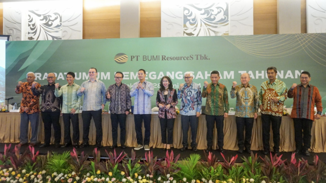 [dok. Jajaran Direksi dan Dewan Komisaris BUMI dalam Rapat Umum Pemegang Saham Tahunan, Jumat, 28 Juni 2024]