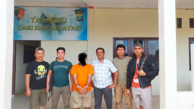 Dakhi alias Ama Wita, pelaku pembunuhunan saat diamankan petugas kepolisian.(dok Polres Nisel)