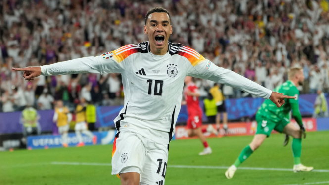 Pemain Timnas Jerman, Jamal Musiala rayakan gol.