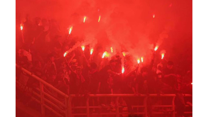 Flare di Laga Persebaya Surabaya