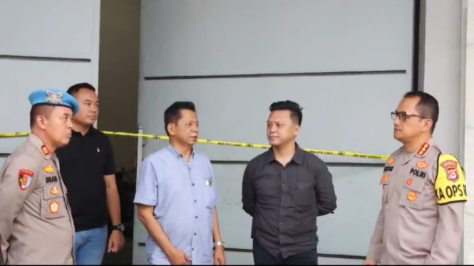 Polisi melakukan olah tkp penemuan korban pembunuhan di pabrik wilayah tangerang