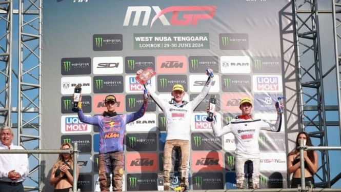 Pembalap Tim Nestaan Husqvarna Factory Racing, Kay de Wolf meraih podium pertama dalam kejuaraan MX2 2024 di Lombok (Kominfotik NTB)