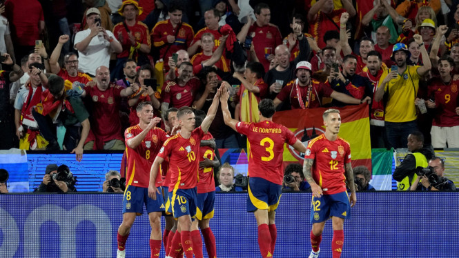 Pemain Timnas Spanyol rayakan gol Nico Williams.