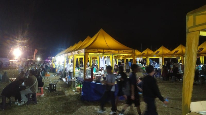 Lapak UMKM di dekat area panggung hiburan MXGP Lombok 2024 (Satria)